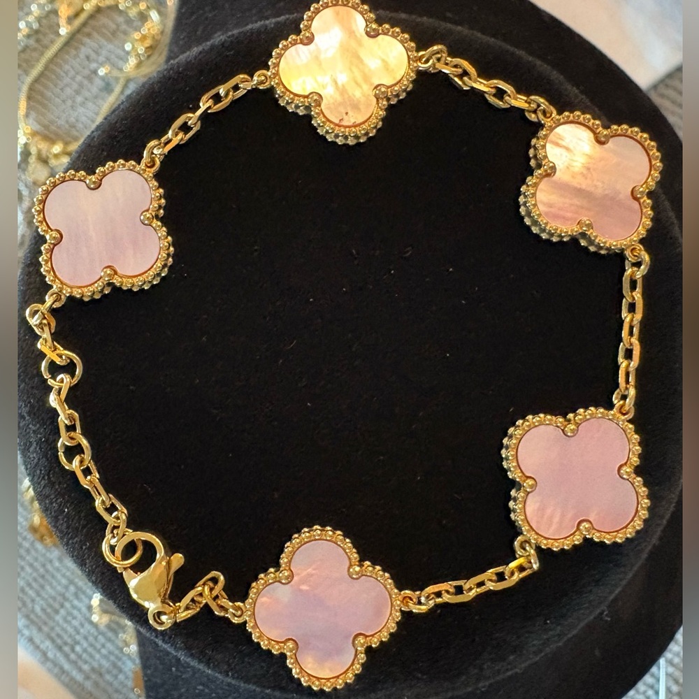 Gorgeous 15mm lavender, mother-of-pearl clovers in 18k plated bracelet chain! - Picture 3 of 3